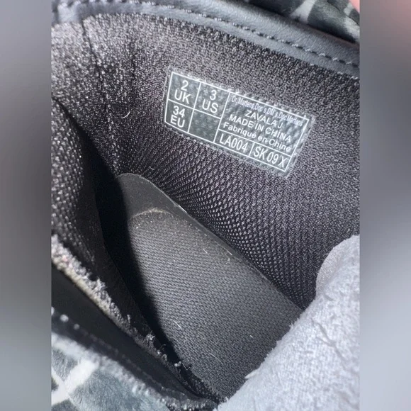 Dr martens boots.  Size 3 !!!  Hard to find size ! - Picture 9 of 9